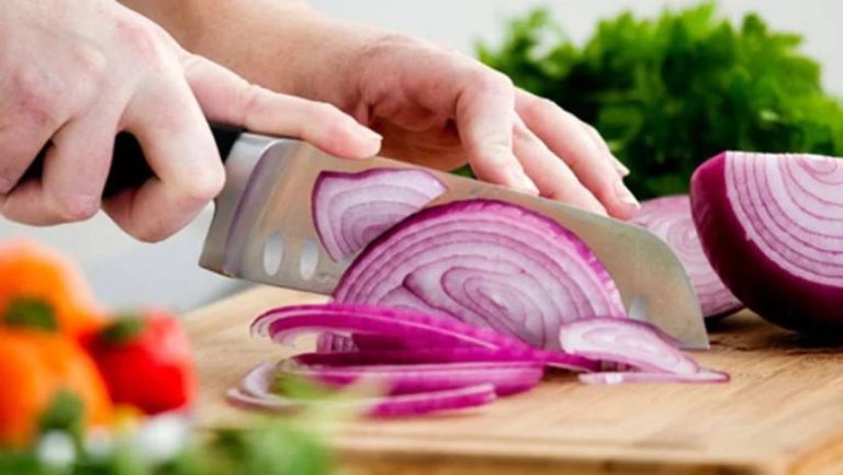 Is eating raw onions good for health or bad?